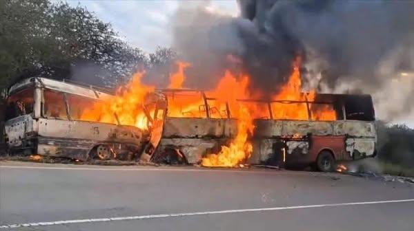 Hai xe buýt tông trực diện rồi phát nổ làm 38 người tuvong, nhiều nạn nhân cùng một gia đình