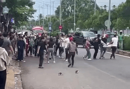 trước cổng bệnh viện