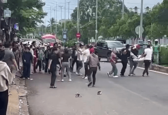 trước cổng bệnh viện